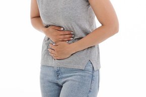 Erkrankung der Bauchspeicheldrüse (Bild: Pixabay ) eine Frau in gebückter Haltung legt ihre Hände aufgrund von Schmerzen auf ihren Bauch