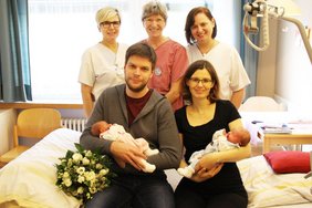 Das 3.000. Baby der Klinik St. Hedwig ist da (Krankenhaus Barmherzige Brüder Regensburg) Auf dem Bild sieht man das 3000 Baby Benedikt, sein Geschwisterchen und seine Eltern plus Krankenschwestern.
