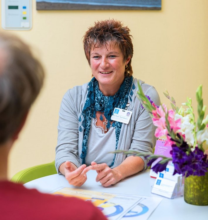 Patientengespräch (Foto: Paul Mazurek) Unser Team des psychologischen Dienstes unterstützt und begleitet Sie in Zusammenarbeit mit den behandelnden Ärzten, Pflegekräften und anderen Fachdisziplinen im Verlauf Ihrer stationären Behandlung sowie während ambulanter und teilstationärer Phasen. Auf Wunsch leisten wir auch Sterbebegleitung.