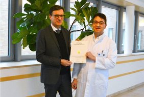Gold-Zertifikat Saubere Hände (Foto: Barmherzige Brüder Regensburg) Dr. Andreas Kestler, Geschäftsführer des Krankenhauses und Dr. Andreas Ambrosch, leitender Arzt des Instituts für Labormedizin, Mikrobiologie und Krankenhaushygiene, freuen sich über das Zertifikat Gold der Aktion „Saubere Hände“.