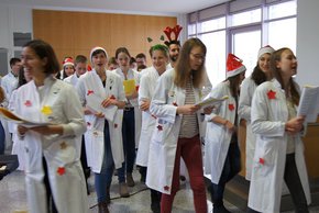 Singende Medizinstudenten erfreuten Patienten und Mitarbeiter (Foto: Julia Gergovich)