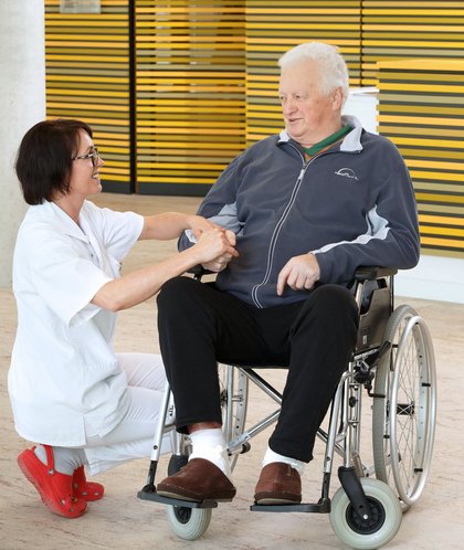 Rollstuhl Patient im Rollstuhl mit Krankenpflegerin