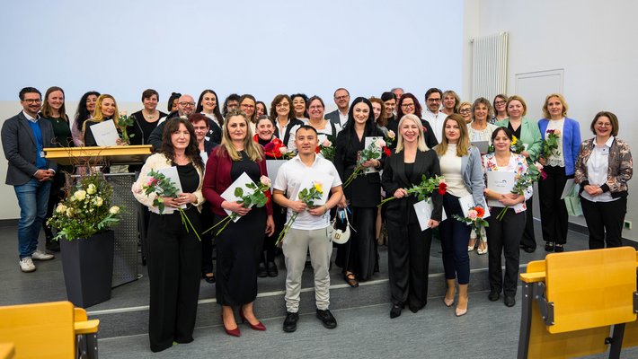 Die glücklichen Absolventinnen und Absolventen der Ausbildung zum Pflegefachhelfer (Foto: Sarah Tümmler)