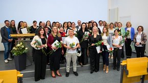 Die glücklichen Absolventinnen und Absolventen der Ausbildung zum Pflegefachhelfer (Foto: Sarah Tümmler)